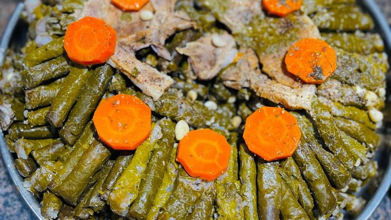 Hojas de uva rellenas